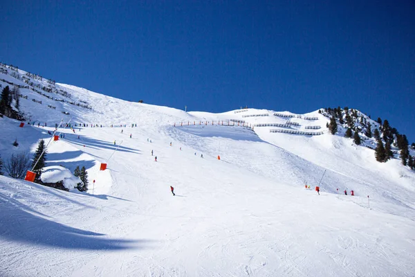 Udsigt over Mayrhofen skisportssted om vinteren, Østrig - Stock-foto