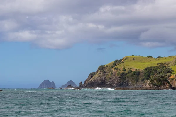 Вид с лодки Залива Островов, Новая Зеландия — стоковое фото