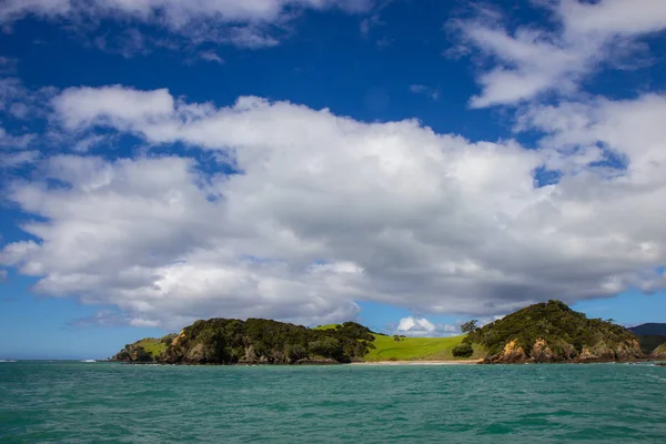 Kilátás hajóról a sziget-öböl, Új-Zéland — Stock Fotó