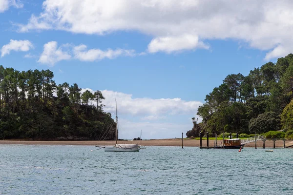 Вид з човна затоки острова, Нова Зеландія — стокове фото