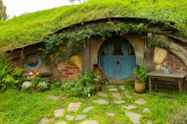 2017, 2 Mayıs, Yeni Zelanda, Matamata, Hobbiton film seti - Deliğin ön kapısı, Hobbit evi