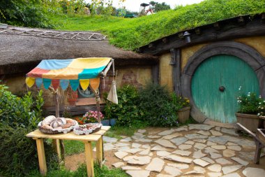 2017, 2 Mayıs, Yeni Zelanda, Matamata, Hobbiton film seti - Deliğin ön kapısı, Hobbit evi