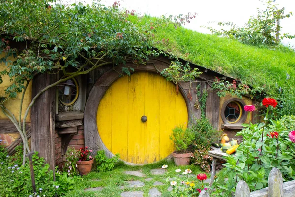 2017, 2 maj, Nya Zeeland, Matamata, Hobbiton Movie set-ytterdörren till hålet, Hobbit House Stockbild