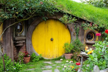 2017, 2 Mayıs, Yeni Zelanda, Matamata, Hobbiton film seti - Deliğin ön kapısı, Hobbit evi