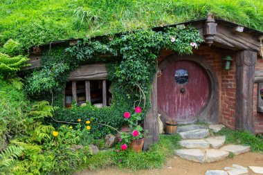 2017, 2 Mayıs, Yeni Zelanda, Matamata, Hobbiton film seti - Deliğin ön kapısı, Hobbit evi
