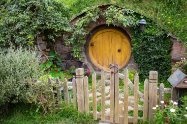 2017, 2 Mayıs, Yeni Zelanda, Matamata, Hobbiton film seti - Deliğin ön kapısı, Hobbit evi