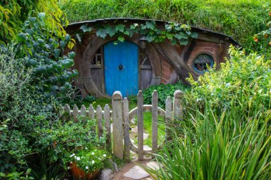 2017, 2 Mayıs, Yeni Zelanda, Matamata, Hobbiton film seti - Deliğin ön kapısı, Hobbit evi
