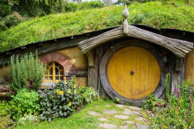 2017, 2 Mayıs, Yeni Zelanda, Matamata, Hobbiton film seti - Deliğin ön kapısı, Hobbit evi