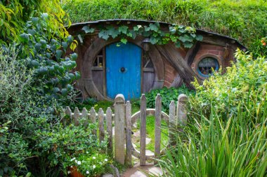 2017, 2 Mayıs, Yeni Zelanda, Matamata, Hobbiton film seti - Deliğin ön kapısı, Hobbit evi