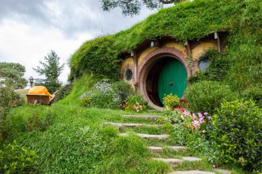 2017, 2 Mayıs, Yeni Zelanda, Matamata, Hobbiton film seti - Deliğin ön kapısı, Hobbit evi