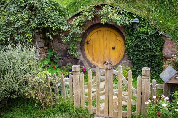 2017, May 2nd, New Zealand, Matamata, Hobbiton movie set - Front door of the hole, Hobbit house — Stock Photo, Image