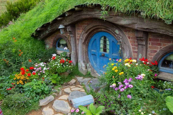 2017, 02 de maio, Nova Zelândia, Matamata, Hobbiton filme set - Porta da frente do buraco, Casa de hobbit Fotos De Bancos De Imagens