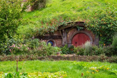 2017, 2 Mayıs, Yeni Zelanda, Matamata, Hobbiton film seti - Deliğin ön kapısı, Hobbit evi