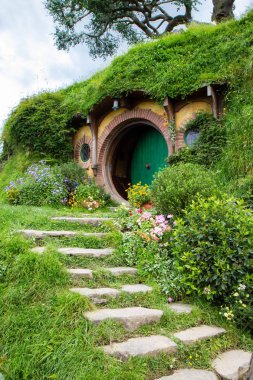 2017, 2 Mayıs, Yeni Zelanda, Matamata, Hobbiton film seti - Deliğin ön kapısı, Hobbit evi