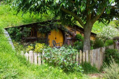 2017, 2 Mayıs, Yeni Zelanda, Matamata, Hobbiton film seti - Deliğin ön kapısı, Hobbit evi