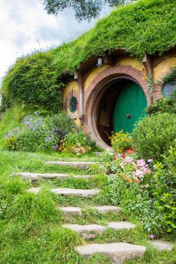 2017, 2 Mayıs, Yeni Zelanda, Matamata, Hobbiton film seti - Deliğin ön kapısı, Hobbit evi