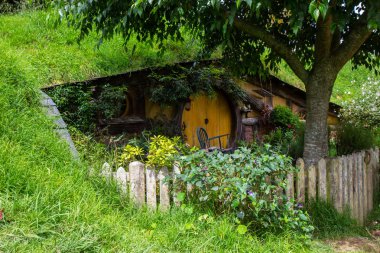 2017, 2 Mayıs, Yeni Zelanda, Matamata, Hobbiton film seti - Deliğin ön kapısı, Hobbit evi