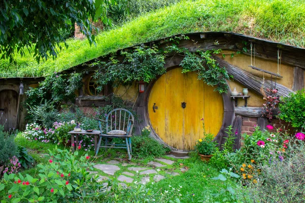 2017, Květen 2, Nový Zéland, Matamata, Hobbiton Movie Set-přední dveře díry, hobití dům — Stock fotografie