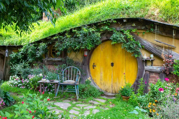 2017, May 2nd, New Zealand, Matamata, Hobbiton movie set - Front door of the hole, Hobbit house — Stock Photo, Image