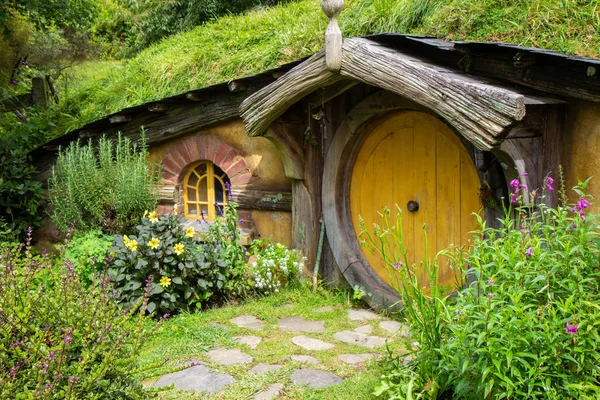 2017, Květen 2, Nový Zéland, Matamata, Hobbiton Movie Set-přední dveře díry, hobití dům — Stock fotografie