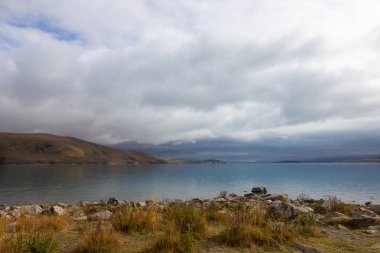 Tekapo gölü yakınlarındaki yağmurlu gün, Yeni Zelanda