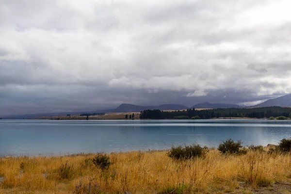 Βροχερή μέρα κοντά στη λίμνη Tekapo, Νέα Ζηλανδία — Φωτογραφία Αρχείου