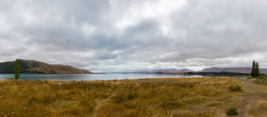 Tekapo gölü yakınlarındaki yağmurlu gün, Yeni Zelanda