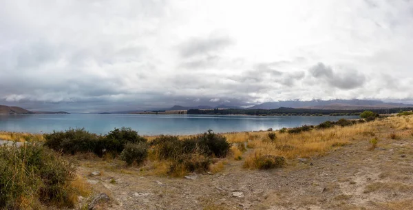 Deszczowy dzień w pobliżu jeziora Tekapo, Nowa Zelandia — Zdjęcie stockowe