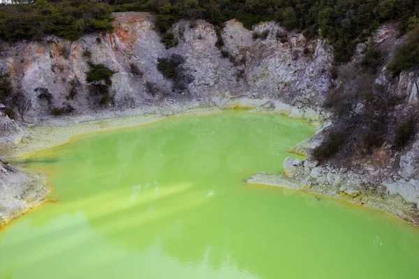 A Devil 's Bath a WAI-O-Tapu geotermikus területen — Stock Fotó