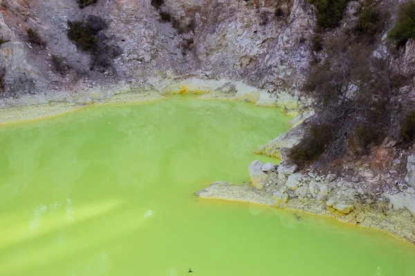 Het Devil's Bath bij Wai-O-Tapu geothermische gebied — Stockfoto