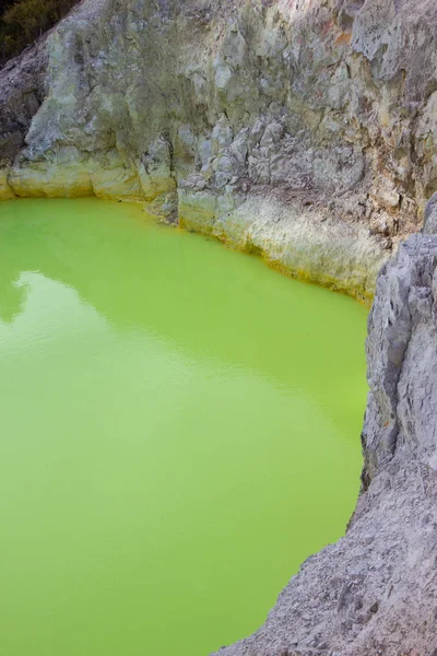El Baño del Diablo en la zona geotérmica de Wai-O-Tapu — Foto de Stock