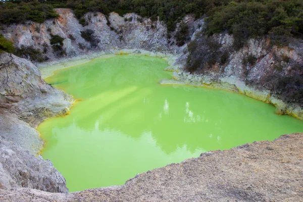El Baño del Diablo en la zona geotérmica de Wai-O-Tapu —  Fotos de Stock
