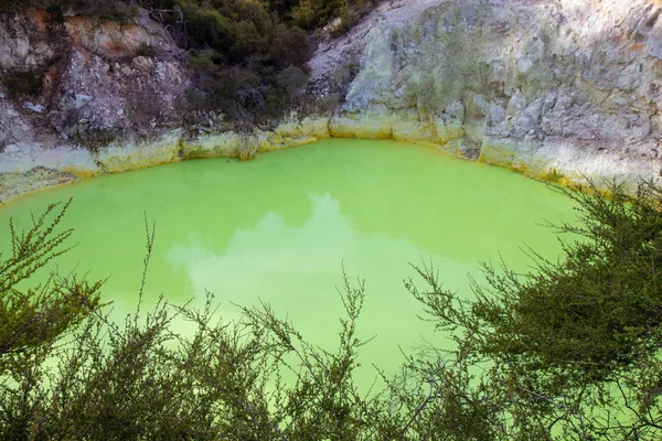 Banho do Diabo na área geotérmica de Wai-O-Tapu — Fotografia de Stock