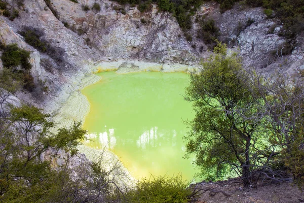 Het Devil's Bath bij Wai-O-Tapu geothermische gebied — Stockfoto