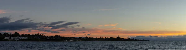 Soirée avec coucher de soleil sur le lac Taupo, Nouvelle-Zélande — Photo