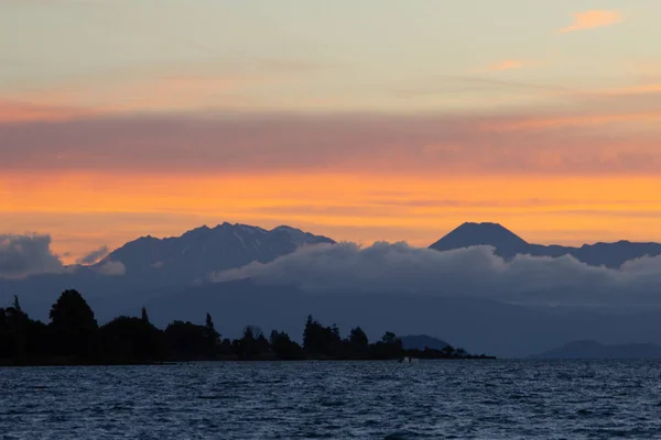 Serata con tramonto sul lago Taupo, Nuova Zelanda — Foto Stock