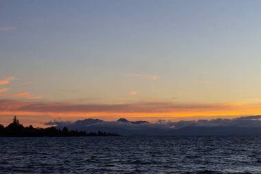 Taupo gölü üzerinde gün batımı ile akşam, Yeni Zelanda