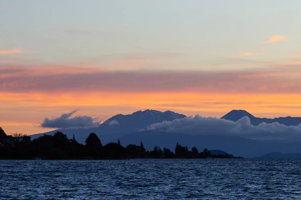 Serata con tramonto sul lago Taupo, Nuova Zelanda — Foto Stock