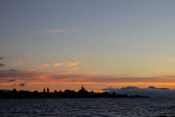 Noche con puesta de sol sobre el lago Taupo, Nueva Zelanda — Foto de Stock