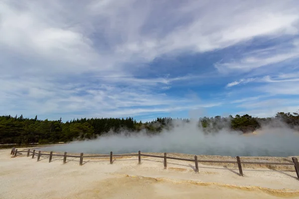 Piscina de champán en Wai-o-tapu una zona geotérmica activa, Nueva Zelanda — Foto de Stock