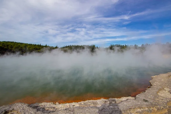 Басейн шампанського в WAI-o-tapu активна Геотермальна область, Нова Зеландія — стокове фото