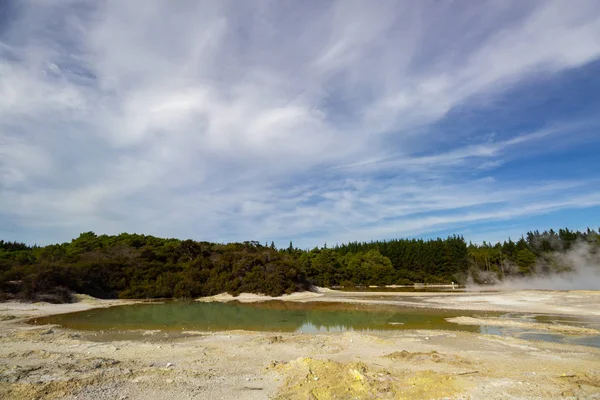 Piscina de champanhe em Wai-o-tapu uma área geotérmica ativa, Nova Zelândia — Fotografia de Stock
