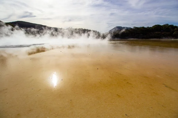 Piscina de champanhe em Wai-o-tapu uma área geotérmica ativa, Nova Zelândia — Fotografia de Stock