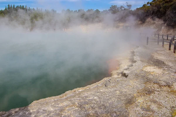 Wai-o-tapu'daki Şampanya Havuzu aktif bir jeotermal alan, Yeni Zelanda — Stok fotoğraf