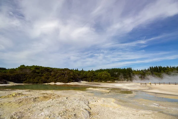 新西兰威奥塔普的香槟池，一个活跃的地热区 — 图库照片
