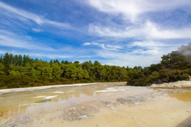 Wai-o-tapu'daki Şampanya Havuzu aktif bir jeotermal alan, Yeni Zelanda