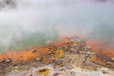 Wai-o-tapu'daki Şampanya Havuzu aktif bir jeotermal alan, Yeni Zelanda