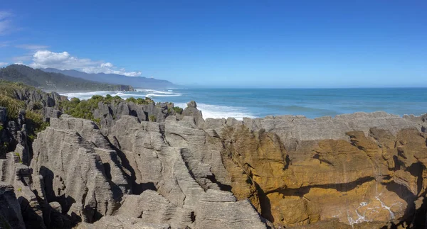 Punakaiki Pancake Rocks and Blowholes Walk, Paproa, Новая Зеландия — стоковое фото