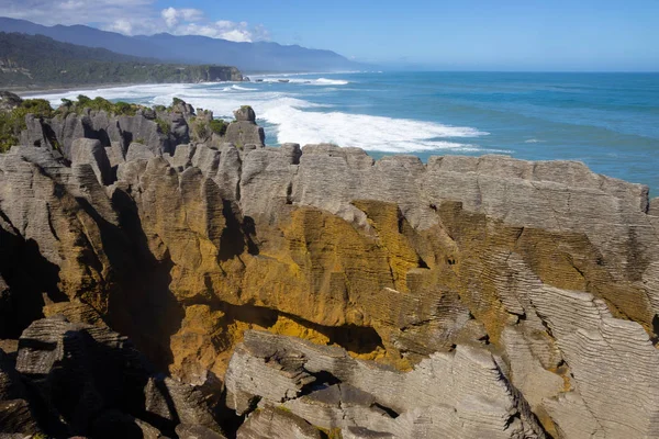 Punakaiki Pancake Rocks and Blowholes Walk, Paproa, Новая Зеландия — стоковое фото