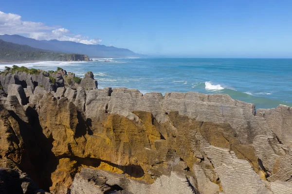 Punakaiki Pfannkuchen Felsen und Bloholes Spaziergang, Paproa, Neuseeland — Stockfoto